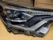 Laden Sie das Bild in den Galerie-Viewer, Frontscheinwerfer Toyota Chr 81130F4390 Rechts Scheinwerfer Headlight SCH6552256749px