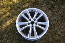 Laden Sie das Bild in den Galerie-Viewer, 1x Alufelge 17 Zoll 7.5&quot; 5x112 8VD601025C Vw Rim Wheel