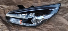 Laden Sie das Bild in den Galerie-Viewer, Frontscheinwerfer Kia Carens 32323 Links Scheinwerfer Headlight