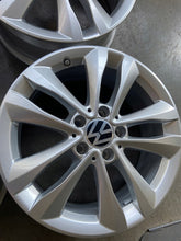 Laden Sie das Bild in den Galerie-Viewer, 4x Alufelge 17 Zoll 7.0" 5x112 48 5ET Glanz Silber A2054018000 Mercedes-Benz I FEL9501591190jz