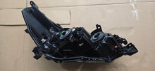 Laden Sie das Bild in den Galerie-Viewer, Frontscheinwerfer Toyota Hilux VIII Links Scheinwerfer Headlight SCH4532491197cp