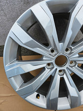 Load image into Gallery viewer, 1x Alufelge 17 Zoll 7.0&quot; 5x112 45ET 2GA601025 VW T-Roc Rim Wheel