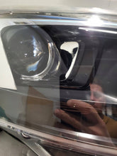 Laden Sie das Bild in den Galerie-Viewer, Frontscheinwerfer Opel Zafira 1656227880 Rechts Scheinwerfer Headlight SCH5892461702zi
