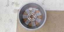 Laden Sie das Bild in den Galerie-Viewer, 1x Alufelge 17 Zoll 9.5&quot; 5x112 25ET Matt Silber 7P0601025 VW Touareg Rim Wheel