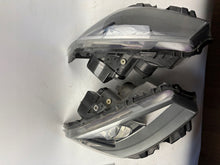 Laden Sie das Bild in den Galerie-Viewer, Frontscheinwerfer Renault Megane II 7701064023 Xenon Ein Satz Headlight SCH9328818719wb