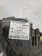Laden Sie das Bild in den Galerie-Viewer, Frontscheinwerfer Volvo C30 31299818 31299819 LE08A6184 Xenon Ein Satz Headlight SCH6245034130rg
