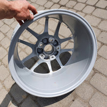 Laden Sie das Bild in den Galerie-Viewer, 1x Alufelge 18 Zoll 9.0" 5x130 47ET Glanz Silber 981362122048Z8 Porsche Cayman FEL2305870701wo