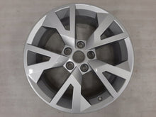 Laden Sie das Bild in den Galerie-Viewer, 1x Alufelge 17 Zoll 7.0&quot; 5x112 45ET Glanz Silber 5E0601025 Skoda Octavia Iii