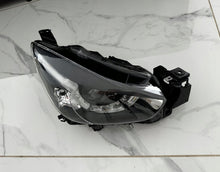 Laden Sie das Bild in den Galerie-Viewer, Frontscheinwerfer Mazda II Rechts Scheinwerfer Headlight