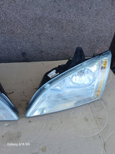 Laden Sie das Bild in den Galerie-Viewer, Frontscheinwerfer Ford Focus I Ein Satz Scheinwerfer Headlight SCH3428619046uv