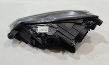 Laden Sie das Bild in den Galerie-Viewer, Frontscheinwerfer Skoda Superb III 3V1941015A 3V1941016A Xenon Rechts oder Links