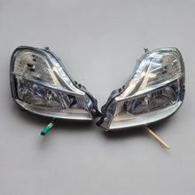 Laden Sie das Bild in den Galerie-Viewer, Frontscheinwerfer Renault Modus 8200658373 8200658377 Ein Satz Headlight