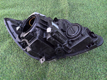 Laden Sie das Bild in den Galerie-Viewer, Frontscheinwerfer Mercedes-Benz Sprinter 906 A9068203161 Xenon Rechts oder Links SCH8130689450to
