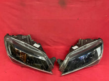 Laden Sie das Bild in den Galerie-Viewer, Frontscheinwerfer Skoda Superb III 3V1941017A Ein Stück (Rechts oder Links)