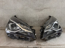 Laden Sie das Bild in den Galerie-Viewer, Frontscheinwerfer Toyota Yaris Ein Satz Scheinwerfer Headlight SCH8705822657as