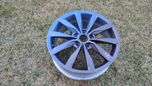 Laden Sie das Bild in den Galerie-Viewer, 1x Alufelge 17 Zoll 6.0&quot; 5x112 48ET 5G0601025 VW Golf Rim Wheel