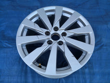 Laden Sie das Bild in den Galerie-Viewer, 1x Alufelge 17 Zoll 7.5" 5x112 43ET Glanz Silber 8V0601025 Audi A3 Rim Wheel FEL9492646136gl
