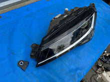 Laden Sie das Bild in den Galerie-Viewer, Frontscheinwerfer Skoda Superb III 3V1941015 Ein Stück (Rechts oder Links)