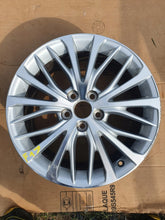 Laden Sie das Bild in den Galerie-Viewer, 1x Alufelge 18 Zoll 7.5" 5x114.3 45ET Glanz Silber 19042407132 Toyota Avensis FEL2078502966ay