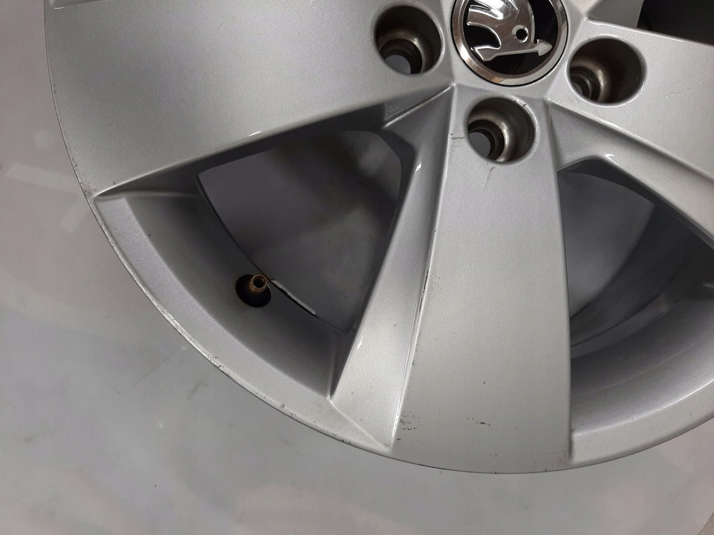 1x Alufelge 15 Zoll 6.0" 5x100 38ET Glanz Silber 6V0601025 Skoda Fabia Iii