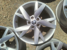 Laden Sie das Bild in den Galerie-Viewer, 4x Alufelge 17 Zoll 6.5" 5x112 46ET Glanz Silber 5E3601025 Skoda Octavia 5e3 I FEL8069395154cv
