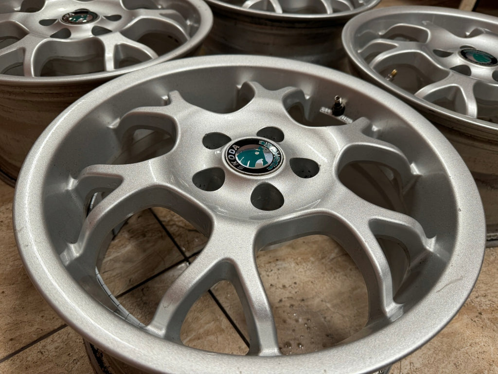 4x Alufelge 15 Zoll 7.0" 5x100 35ET Glanz Silber Seat I Rim Wheel FEL9594918644qp