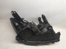 Laden Sie das Bild in den Galerie-Viewer, Frontscheinwerfer Toyota III Ein Stück (Rechts oder Links) Headlight SCH2579209798pb