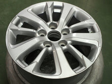 Laden Sie das Bild in den Galerie-Viewer, 1x Alufelge 16 Zoll 6.5&quot; 5x114.3 45ET Glanz Silber Toyota Rim Wheel