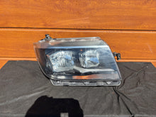 Laden Sie das Bild in den Galerie-Viewer, Frontscheinwerfer VW Crafter 7C1941006 Rechts Scheinwerfer Headlight SCH1543130885op