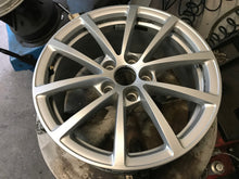 Load image into Gallery viewer, 1x Alufelge 17 Zoll 7.5&quot; 5x112 36ET Glanz Silber 4K0601025 Audi Rim Wheel