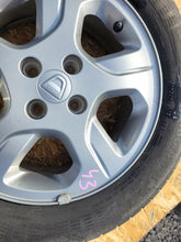 Laden Sie das Bild in den Galerie-Viewer, 1x Alufelge 15 Zoll 6.0" 4x100 40ET Glanz Graphit 403006822R Dacia Rim Wheel FEL2118067948tu