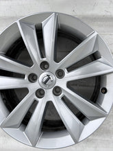 Laden Sie das Bild in den Galerie-Viewer, 1x Alufelge 17 Zoll 7.0&quot; 5x108 40 5ET Glanz Silber 31471309 Volvo S60 V60