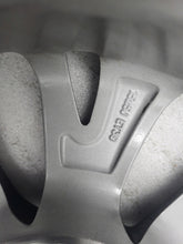 Laden Sie das Bild in den Galerie-Viewer, 1x Alufelge 15 Zoll 5.0&quot; 4x100 39ET 42611-0DJ10 Toyota Aygo Rim Wheel