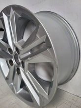 Laden Sie das Bild in den Galerie-Viewer, 1x Alufelge 17 Zoll 7.0&quot; 5x112 45ET Glanz 81A601025AJ Audi Q2 Rim Wheel