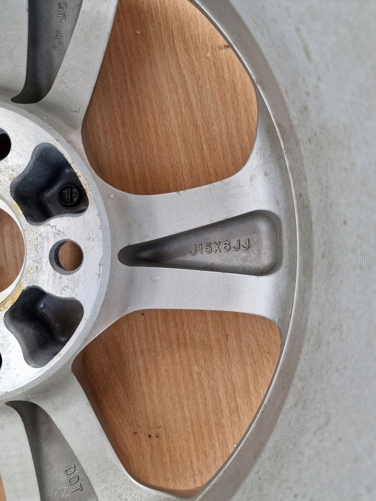 1x Alufelge 15 Zoll 6.0" 5x114.3 50ET Silber Hyundai Ix20 Venga Rim Wheel