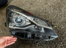 Laden Sie das Bild in den Galerie-Viewer, Frontscheinwerfer Toyota Yaris Rechts Scheinwerfer Headlight SCH6744149274zu