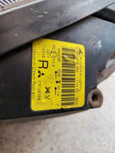 Load image into Gallery viewer, Frontscheinwerfer Mitsubishi Colt VI 8301B368 Rechts Scheinwerfer Headlight
