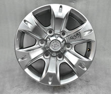Laden Sie das Bild in den Galerie-Viewer, 1x Alufelge 15 Zoll 7.0" 6x139.7 30ET Glanz Silber PZ0400K005 Toyota Hilux FEL5018955860ug