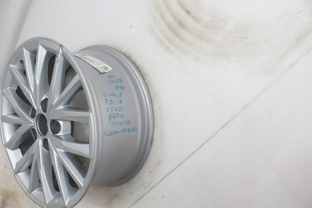 1x Alufelge 17 Zoll 7.5" 5x114.3 40ET Glanz Silber 42611-YY850 Toyota Corolla FEL7345106362rh