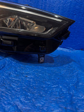 Laden Sie das Bild in den Galerie-Viewer, Frontscheinwerfer Seat Leon 5FB941774 Rechts Scheinwerfer Headlight SCH3375945889tn
