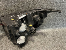 Laden Sie das Bild in den Galerie-Viewer, Frontscheinwerfer Ford Courier R2X613W029CE Rechts Scheinwerfer Headlight SCH5709097191fn