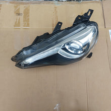 Load image into Gallery viewer, Frontscheinwerfer Toyota 39000-60082 Xenon Links Scheinwerfer Headlight