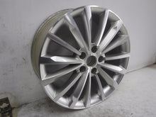 Laden Sie das Bild in den Galerie-Viewer, 1x Alufelge 18 Zoll 7.0" 5x112 43ET Glanz Silber 565601025E Audi I Rim Wheel FEL6112142874oz