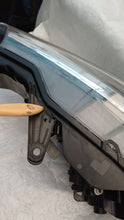 Laden Sie das Bild in den Galerie-Viewer, Frontscheinwerfer Toyota Avensis 12V23825 LED Ein Stück (Rechts oder Links) SCH8189163167lg