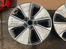 Load image into Gallery viewer, 1x Alufelge 17 Zoll 7.0" 5x114.3 50ET Glanz Graphit 52910-J2000 Kia Soul Mg FEL7254020304og