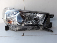 Laden Sie das Bild in den Galerie-Viewer, Frontscheinwerfer Toyota Hilux VIII Rechts Scheinwerfer Headlight SCH5663443895fb