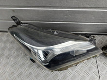 Laden Sie das Bild in den Galerie-Viewer, Frontscheinwerfer Toyota Yaris Ein Satz Scheinwerfer Headlight SCH8725543045hh