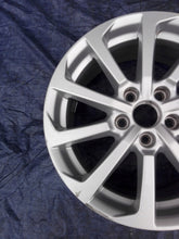 Load image into Gallery viewer, 1x Alufelge 17 Zoll 7.5&quot; 5x112 51ET Glanz Silber 8V0601025DM Audi A3 Rim Wheel