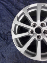 Laden Sie das Bild in den Galerie-Viewer, 1x Alufelge 17 Zoll 7.5" 5x112 51ET Glanz Silber 8V0601025DM Audi A3 Rim Wheel FEL6809353215tr