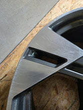 Laden Sie das Bild in den Galerie-Viewer, 1x Alufelge 20 Zoll 9.0" 5x112 38ET Glanz Silber 4KE601025AA Audi E-Tron FEL9627665612lt